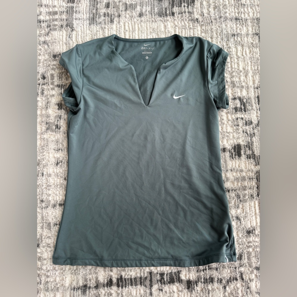 Nike Women's Tennis Shirt. Size Large.